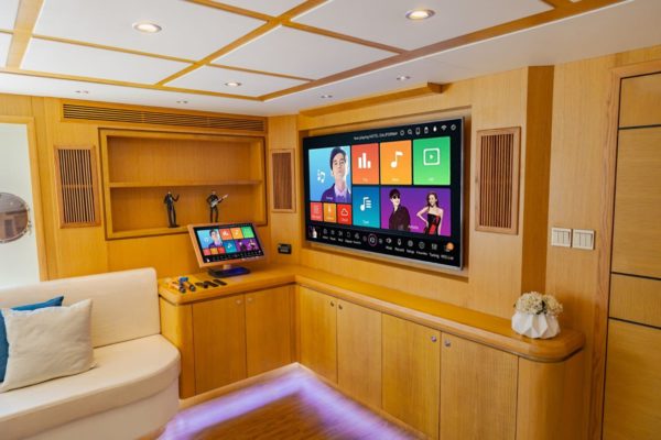 110ft Jacuzzi Yacht - Image 16