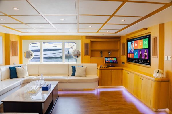 110ft Jacuzzi Yacht - Image 20